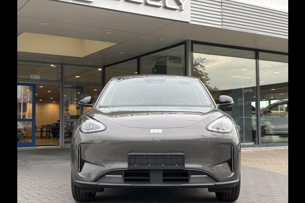 GEELY E2 Max 47 kWh 115 PK | VOORRAAD! | 345 Km actieradius | Verwarmbare voorstoelen en stuurwiel | Achteruitrijcamera en parkeersensoren achter | 8,8" digitaal instrumentenpaneel en 14,6" multimediascherm met Flyme Auto