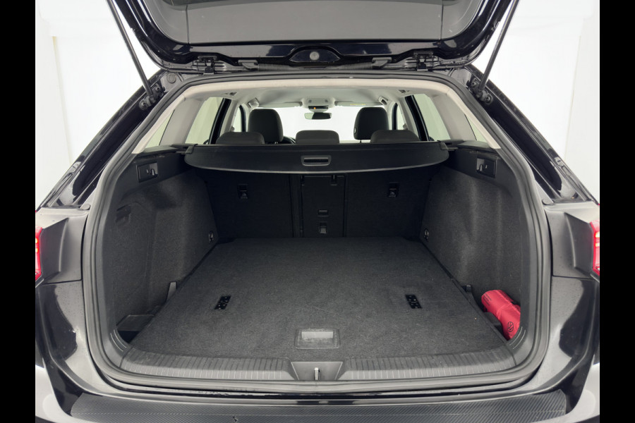 Volkswagen Golf Variant 2.0 TDI Life Business+ (INCL.BTW) Aut. *FULL-LED | ADAPTIVE-CRUISE | BLIND-SPOT | DIGI-COCKPIT | NAVI-FULLMAP | AMBIENT-LIGHT | COMFORT-SEATS | KEYLESS | DAB+ | PRIVACY-GLASS | ECC | PDC | TOWBAR | 16''ALU*