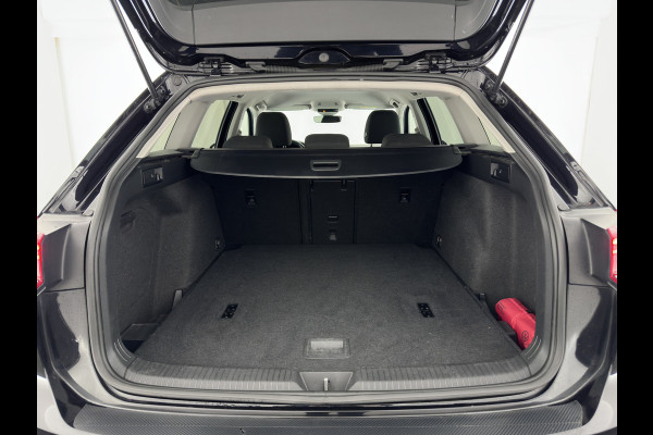 Volkswagen Golf Variant 2.0 TDI Life Business+ (INCL.BTW) Aut. *FULL-LED | ADAPTIVE-CRUISE | BLIND-SPOT | DIGI-COCKPIT | NAVI-FULLMAP | AMBIENT-LIGHT | COMFORT-SEATS | KEYLESS | DAB+ | PRIVACY-GLASS | ECC | PDC | TOWBAR | 16''ALU*