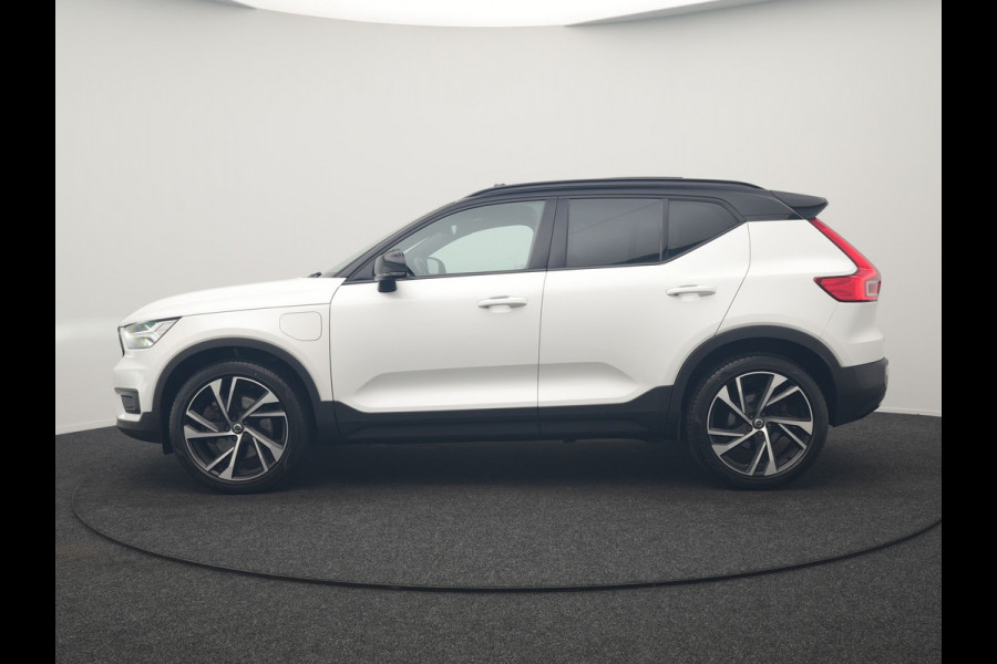 Volvo XC40 T5 Recharge R-Design PHEV 262pk | Panodak | Adaptive Cruise | Camera | Alcantara Sportstoelen Memory & Verwarmd | Stuur Verwarmd | Keyless | BLIS | Apple Carplay | Navigatie | DAB | 20"L.M | Plug in Hybrid |