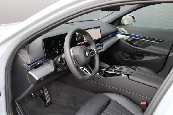 BMW 5 Serie Touring 520i | M-sport PRO | Trekhaak | Pano | B&W