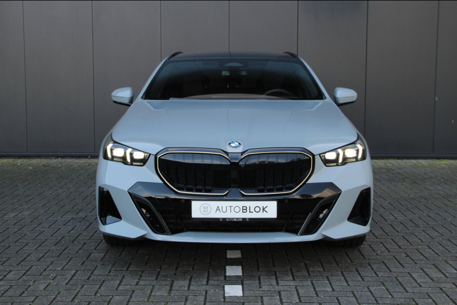 BMW 5 Serie Touring 520i | M-sport PRO | Trekhaak | Pano | B&W