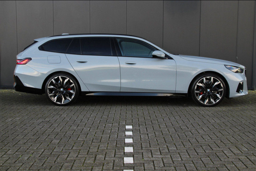 BMW 5 Serie Touring 520i | M-sport PRO | Trekhaak | Pano | B&W