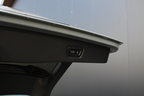 BMW 5 Serie Touring 520i | M-sport PRO | Trekhaak | Pano | B&W