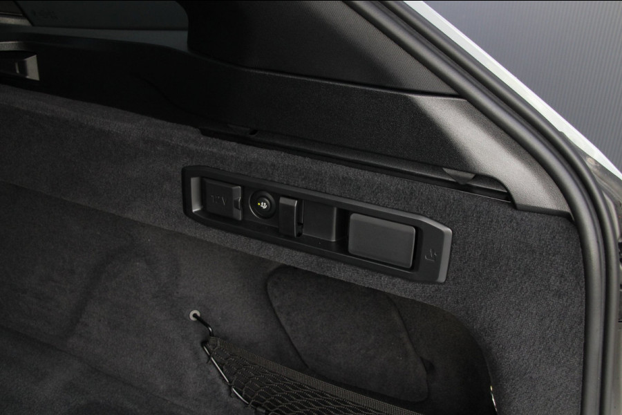 BMW 5 Serie Touring 520i | M-sport PRO | Trekhaak | Pano | B&W
