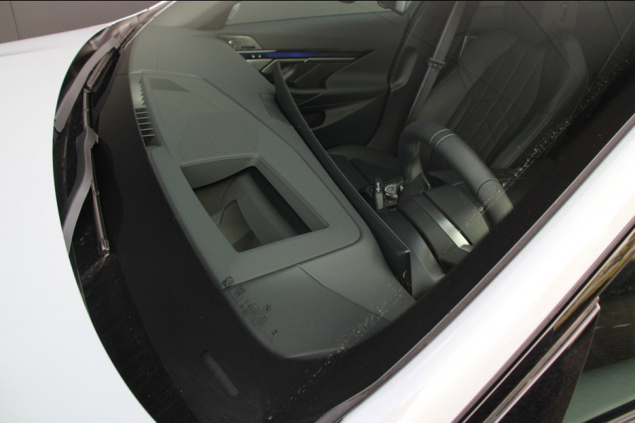 BMW 5 Serie Touring 520i | M-sport PRO | Trekhaak | Pano | B&W