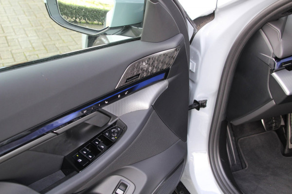 BMW 5 Serie Touring 520i | M-sport PRO | Trekhaak | Pano | B&W