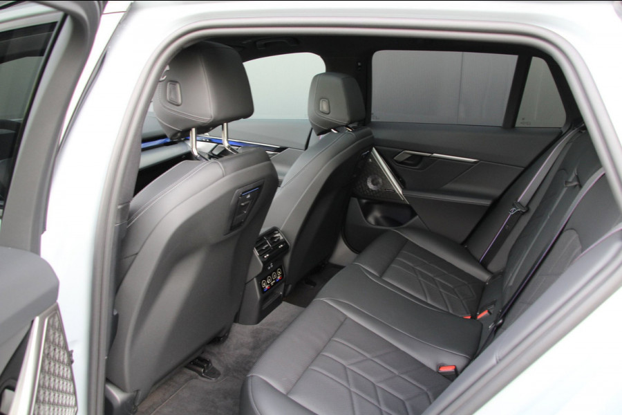 BMW 5 Serie Touring 520i | M-sport PRO | Trekhaak | Pano | B&W