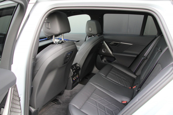 BMW 5 Serie Touring 520i | M-sport PRO | Trekhaak | Pano | B&W