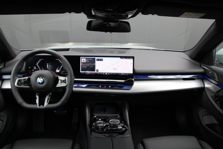 BMW 5 Serie Touring 520i | M-sport PRO | Trekhaak | Pano | B&W