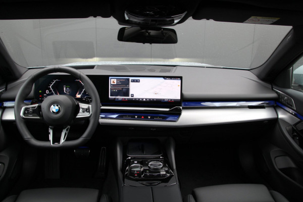 BMW 5 Serie Touring 520i | M-sport PRO | Trekhaak | Pano | B&W