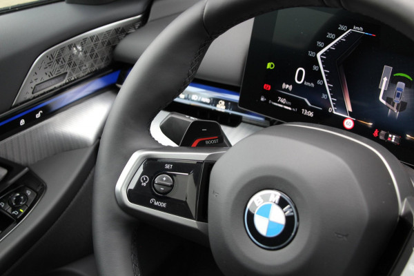 BMW 5 Serie Touring 520i | M-sport PRO | Trekhaak | Pano | B&W