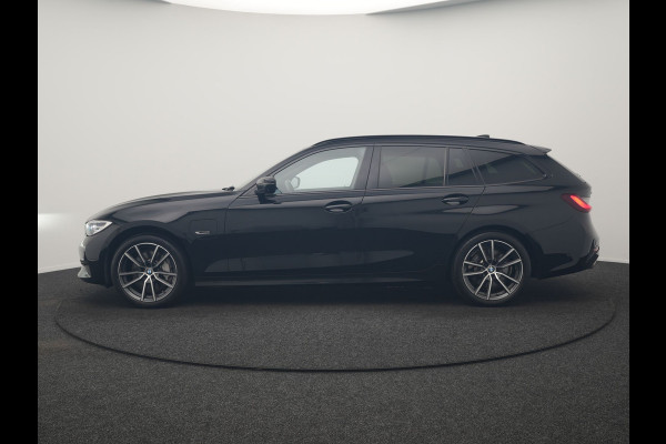 BMW 3 Serie Touring 330e xDrive Sportline PHEV 293pk Dealer O.H | SOH 87,9% | Trekhaak Af Fabriek | Camera | Lederen Sportstoelen Verwarmd | Apple Carplay | Sfeerverlichting | Navigatie | Virtual | Cruise Control | DAB | 18"L.M | Plug In Hybrid |