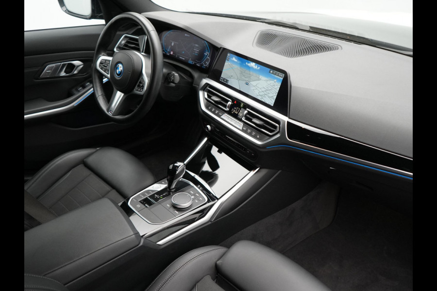 BMW 3 Serie Touring 330e xDrive Sportline PHEV 293pk Dealer O.H | SOH 87,9% | Trekhaak Af Fabriek | Camera | Lederen Sportstoelen Verwarmd | Apple Carplay | Sfeerverlichting | Navigatie | Virtual | Cruise Control | DAB | 18"L.M | Plug In Hybrid |