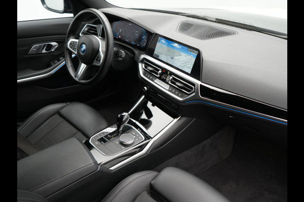 BMW 3 Serie Touring 330e xDrive Sportline PHEV 293pk Dealer O.H | SOH 87,9% | Trekhaak Af Fabriek | Camera | Lederen Sportstoelen Verwarmd | Apple Carplay | Sfeerverlichting | Navigatie | Virtual | Cruise Control | DAB | 18"L.M | Plug In Hybrid |