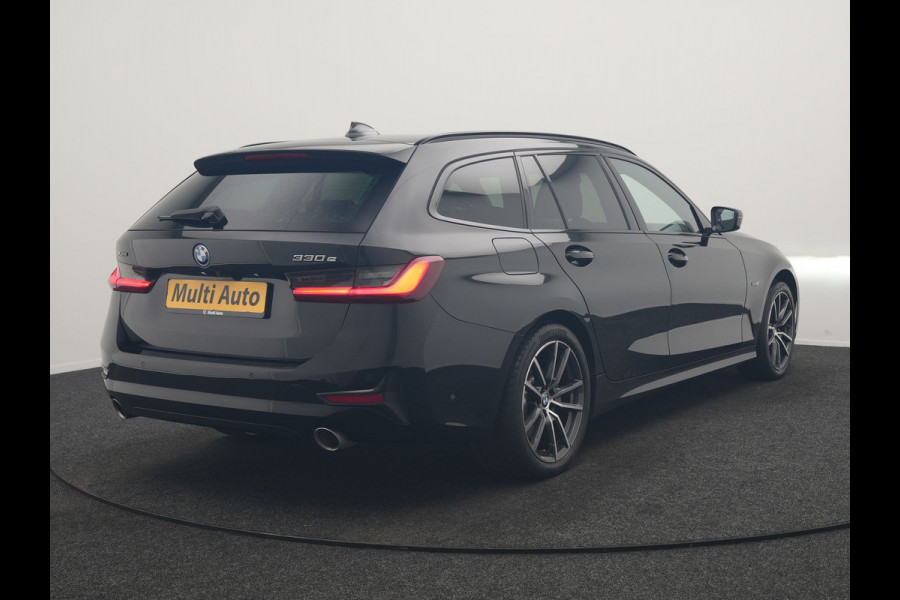BMW 3 Serie Touring 330e xDrive Sportline PHEV 293pk Dealer O.H | SOH 87,9% | Trekhaak Af Fabriek | Camera | Lederen Sportstoelen Verwarmd | Apple Carplay | Sfeerverlichting | Navigatie | Virtual | Cruise Control | DAB | 18"L.M | Plug In Hybrid |