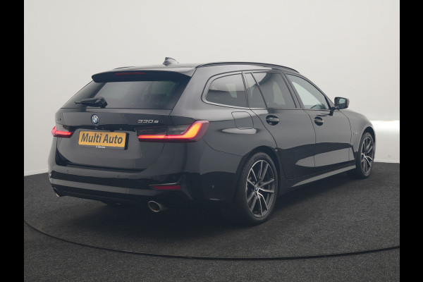 BMW 3 Serie Touring 330e xDrive Sportline PHEV 293pk Dealer O.H | SOH 87,9% | Trekhaak Af Fabriek | Camera | Lederen Sportstoelen Verwarmd | Apple Carplay | Sfeerverlichting | Navigatie | Virtual | Cruise Control | DAB | 18"L.M | Plug In Hybrid |