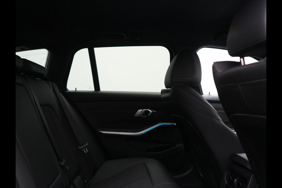 BMW 3 Serie Touring 330e xDrive Sportline PHEV 293pk Dealer O.H | SOH 87,9% | Trekhaak Af Fabriek | Camera | Lederen Sportstoelen Verwarmd | Apple Carplay | Sfeerverlichting | Navigatie | Virtual | Cruise Control | DAB | 18"L.M | Plug In Hybrid |