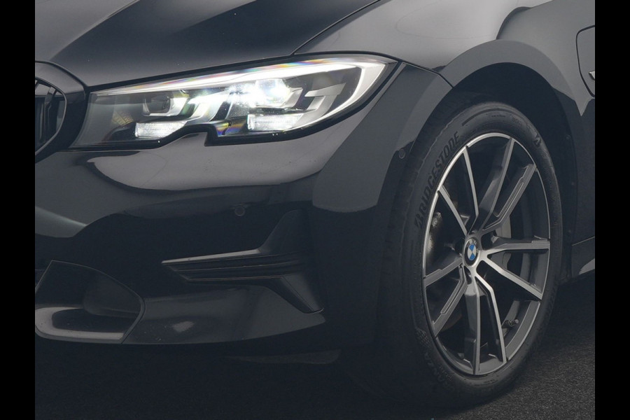 BMW 3 Serie Touring 330e xDrive Sportline PHEV 293pk Dealer O.H | SOH 87,9% | Trekhaak Af Fabriek | Camera | Lederen Sportstoelen Verwarmd | Apple Carplay | Sfeerverlichting | Navigatie | Virtual | Cruise Control | DAB | 18"L.M | Plug In Hybrid |