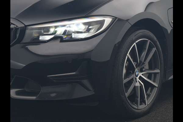 BMW 3 Serie Touring 330e xDrive Sportline PHEV 293pk Dealer O.H | SOH 87,9% | Trekhaak Af Fabriek | Camera | Lederen Sportstoelen Verwarmd | Apple Carplay | Sfeerverlichting | Navigatie | Virtual | Cruise Control | DAB | 18"L.M | Plug In Hybrid |