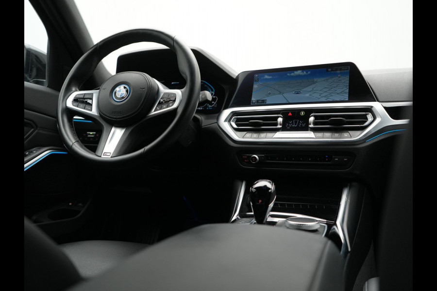 BMW 3 Serie Touring 330e xDrive Sportline PHEV 293pk Dealer O.H | SOH 87,9% | Trekhaak Af Fabriek | Camera | Lederen Sportstoelen Verwarmd | Apple Carplay | Sfeerverlichting | Navigatie | Virtual | Cruise Control | DAB | 18"L.M | Plug In Hybrid |