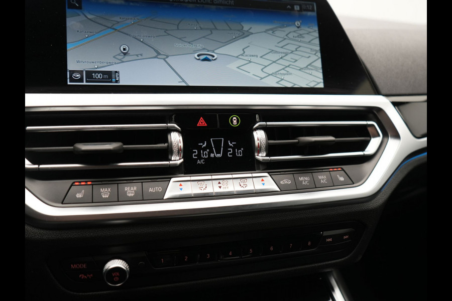 BMW 3 Serie Touring 330e xDrive Sportline PHEV 293pk Dealer O.H | SOH 87,9% | Trekhaak Af Fabriek | Camera | Lederen Sportstoelen Verwarmd | Apple Carplay | Sfeerverlichting | Navigatie | Virtual | Cruise Control | DAB | 18"L.M | Plug In Hybrid |