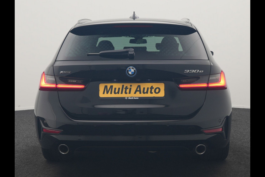 BMW 3 Serie Touring 330e xDrive Sportline PHEV 293pk Dealer O.H | SOH 87,9% | Trekhaak Af Fabriek | Camera | Lederen Sportstoelen Verwarmd | Apple Carplay | Sfeerverlichting | Navigatie | Virtual | Cruise Control | DAB | 18"L.M | Plug In Hybrid |