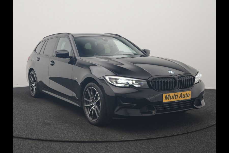 BMW 3 Serie Touring 330e xDrive Sportline PHEV 293pk Dealer O.H | SOH 87,9% | Trekhaak Af Fabriek | Camera | Lederen Sportstoelen Verwarmd | Apple Carplay | Sfeerverlichting | Navigatie | Virtual | Cruise Control | DAB | 18"L.M | Plug In Hybrid |