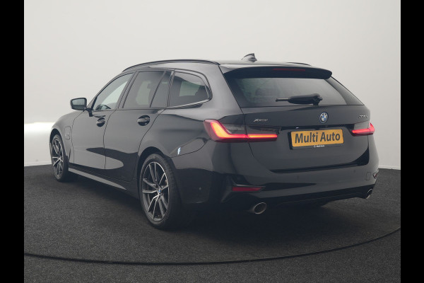BMW 3 Serie Touring 330e xDrive Sportline PHEV 293pk Dealer O.H | SOH 87,9% | Trekhaak Af Fabriek | Camera | Lederen Sportstoelen Verwarmd | Apple Carplay | Sfeerverlichting | Navigatie | Virtual | Cruise Control | DAB | 18"L.M | Plug In Hybrid |