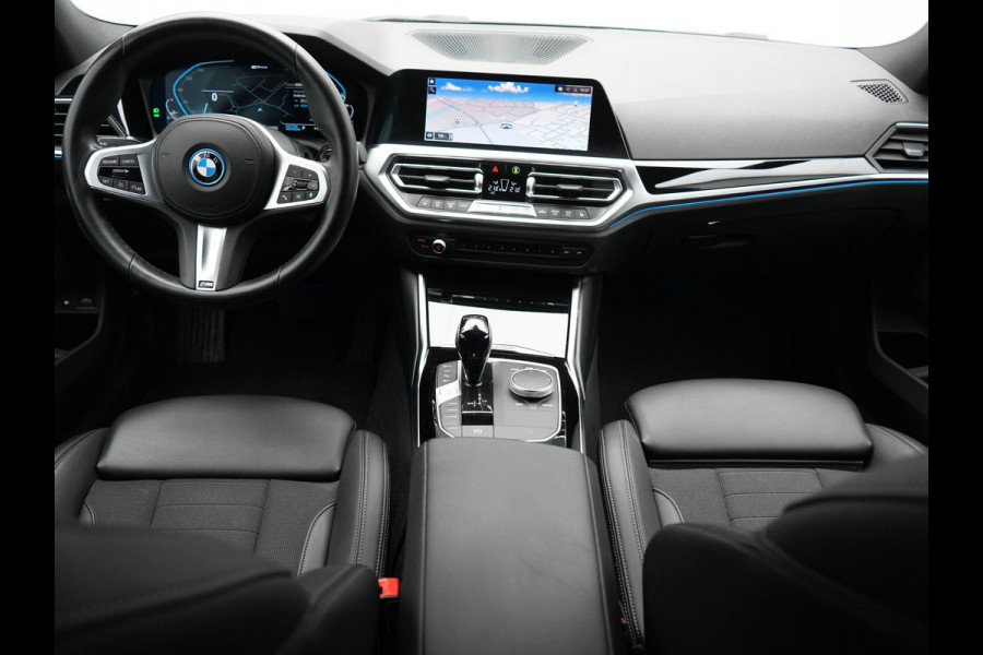 BMW 3 Serie Touring 330e xDrive Sportline PHEV 293pk Dealer O.H | SOH 87,9% | Trekhaak Af Fabriek | Camera | Lederen Sportstoelen Verwarmd | Apple Carplay | Sfeerverlichting | Navigatie | Virtual | Cruise Control | DAB | 18"L.M | Plug In Hybrid |