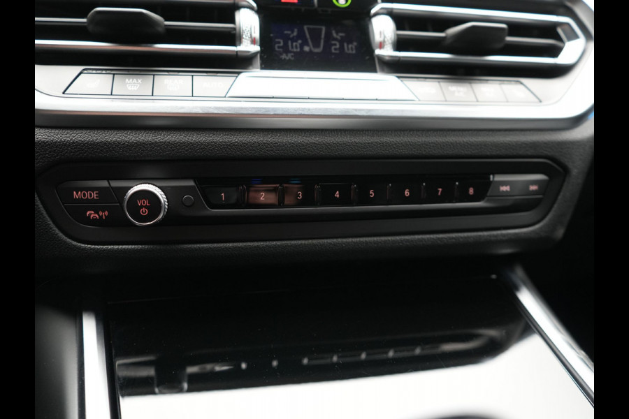 BMW 3 Serie Touring 330e xDrive Sportline PHEV 293pk Dealer O.H | SOH 87,9% | Trekhaak Af Fabriek | Camera | Lederen Sportstoelen Verwarmd | Apple Carplay | Sfeerverlichting | Navigatie | Virtual | Cruise Control | DAB | 18"L.M | Plug In Hybrid |