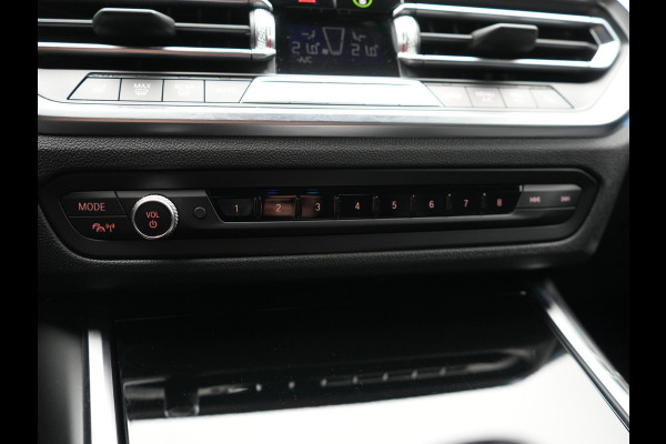 BMW 3 Serie Touring 330e xDrive Sportline PHEV 293pk Dealer O.H | SOH 87,9% | Trekhaak Af Fabriek | Camera | Lederen Sportstoelen Verwarmd | Apple Carplay | Sfeerverlichting | Navigatie | Virtual | Cruise Control | DAB | 18"L.M | Plug In Hybrid |