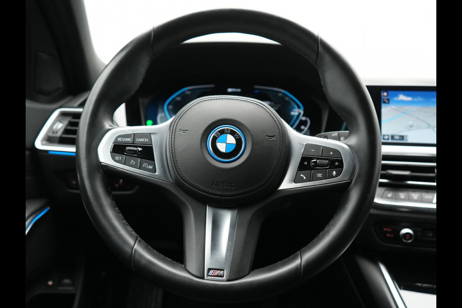 BMW 3 Serie Touring 330e xDrive Sportline PHEV 293pk Dealer O.H | SOH 87,9% | Trekhaak Af Fabriek | Camera | Lederen Sportstoelen Verwarmd | Apple Carplay | Sfeerverlichting | Navigatie | Virtual | Cruise Control | DAB | 18"L.M | Plug In Hybrid |