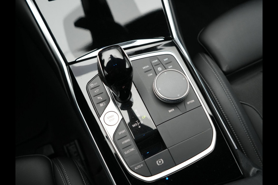 BMW 3 Serie Touring 330e xDrive Sportline PHEV 293pk Dealer O.H | SOH 87,9% | Trekhaak Af Fabriek | Camera | Lederen Sportstoelen Verwarmd | Apple Carplay | Sfeerverlichting | Navigatie | Virtual | Cruise Control | DAB | 18"L.M | Plug In Hybrid |