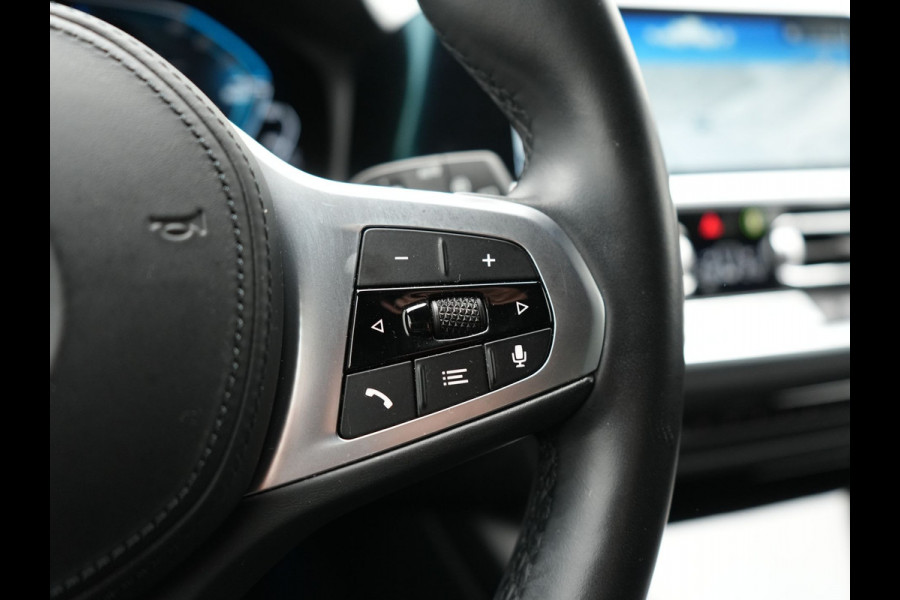 BMW 3 Serie Touring 330e xDrive Sportline PHEV 293pk Dealer O.H | SOH 87,9% | Trekhaak Af Fabriek | Camera | Lederen Sportstoelen Verwarmd | Apple Carplay | Sfeerverlichting | Navigatie | Virtual | Cruise Control | DAB | 18"L.M | Plug In Hybrid |