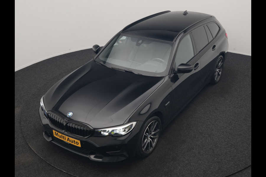 BMW 3 Serie Touring 330e xDrive Sportline PHEV 293pk Dealer O.H | SOH 87,9% | Trekhaak Af Fabriek | Camera | Lederen Sportstoelen Verwarmd | Apple Carplay | Sfeerverlichting | Navigatie | Virtual | Cruise Control | DAB | 18"L.M | Plug In Hybrid |