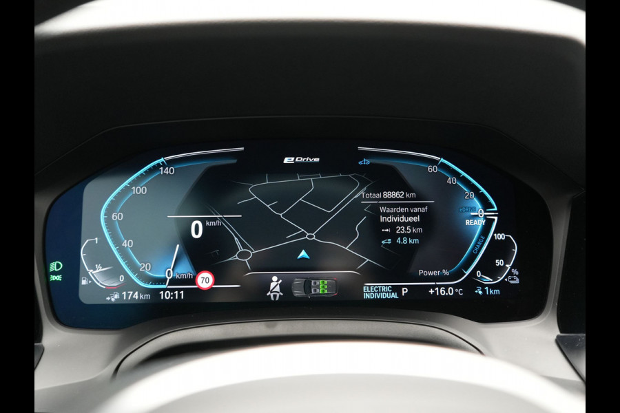 BMW 3 Serie Touring 330e xDrive Sportline PHEV 293pk Dealer O.H | SOH 87,9% | Trekhaak Af Fabriek | Camera | Lederen Sportstoelen Verwarmd | Apple Carplay | Sfeerverlichting | Navigatie | Virtual | Cruise Control | DAB | 18"L.M | Plug In Hybrid |