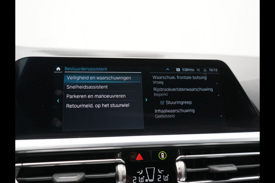 BMW 3 Serie Touring 330e xDrive Sportline PHEV 293pk Dealer O.H | SOH 87,9% | Trekhaak Af Fabriek | Camera | Lederen Sportstoelen Verwarmd | Apple Carplay | Sfeerverlichting | Navigatie | Virtual | Cruise Control | DAB | 18"L.M | Plug In Hybrid |