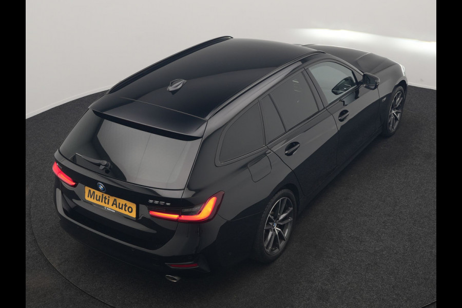 BMW 3 Serie Touring 330e xDrive Sportline PHEV 293pk Dealer O.H | SOH 87,9% | Trekhaak Af Fabriek | Camera | Lederen Sportstoelen Verwarmd | Apple Carplay | Sfeerverlichting | Navigatie | Virtual | Cruise Control | DAB | 18"L.M | Plug In Hybrid |