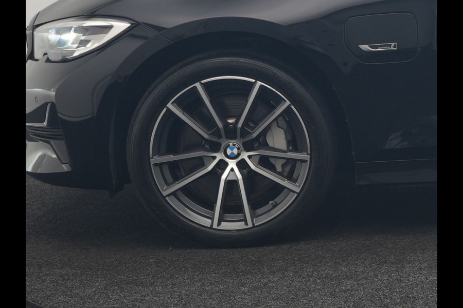 BMW 3 Serie Touring 330e xDrive Sportline PHEV 293pk Dealer O.H | SOH 87,9% | Trekhaak Af Fabriek | Camera | Lederen Sportstoelen Verwarmd | Apple Carplay | Sfeerverlichting | Navigatie | Virtual | Cruise Control | DAB | 18"L.M | Plug In Hybrid |