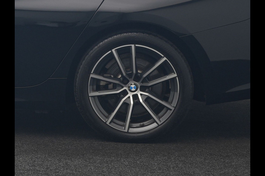 BMW 3 Serie Touring 330e xDrive Sportline PHEV 293pk Dealer O.H | SOH 87,9% | Trekhaak Af Fabriek | Camera | Lederen Sportstoelen Verwarmd | Apple Carplay | Sfeerverlichting | Navigatie | Virtual | Cruise Control | DAB | 18"L.M | Plug In Hybrid |