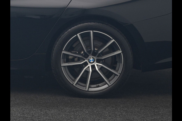 BMW 3 Serie Touring 330e xDrive Sportline PHEV 293pk Dealer O.H | SOH 87,9% | Trekhaak Af Fabriek | Camera | Lederen Sportstoelen Verwarmd | Apple Carplay | Sfeerverlichting | Navigatie | Virtual | Cruise Control | DAB | 18"L.M | Plug In Hybrid |