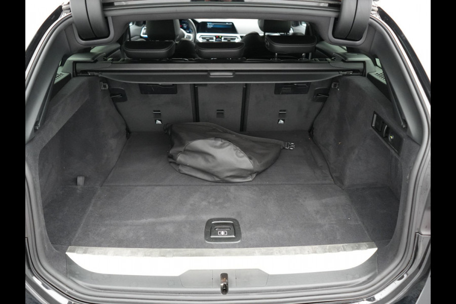 BMW 3 Serie Touring 330e xDrive Sportline PHEV 293pk Dealer O.H | SOH 87,9% | Trekhaak Af Fabriek | Camera | Lederen Sportstoelen Verwarmd | Apple Carplay | Sfeerverlichting | Navigatie | Virtual | Cruise Control | DAB | 18"L.M | Plug In Hybrid |