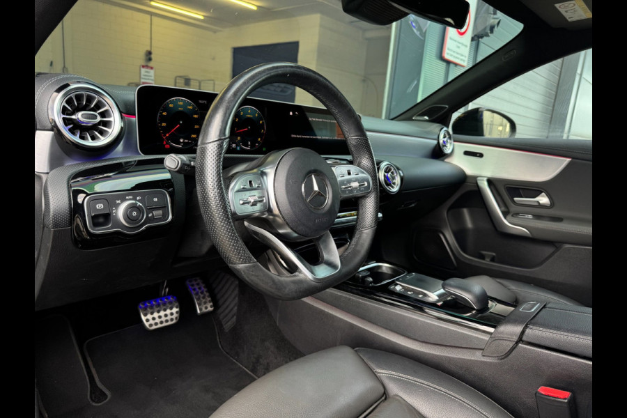 Mercedes-Benz A-Klasse 200 AMG / EDITION 1 / FULL OPTIONS / PANO / BURMESTER / LEDER / CARBON / SFEER / CAMERA / KEYLESS / DAB+ !