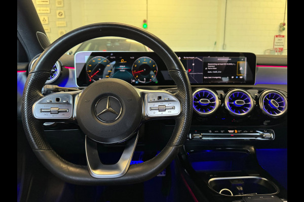 Mercedes-Benz A-Klasse 200 AMG / EDITION 1 / FULL OPTIONS / PANO / BURMESTER / LEDER / CARBON / SFEER / CAMERA / KEYLESS / DAB+ !