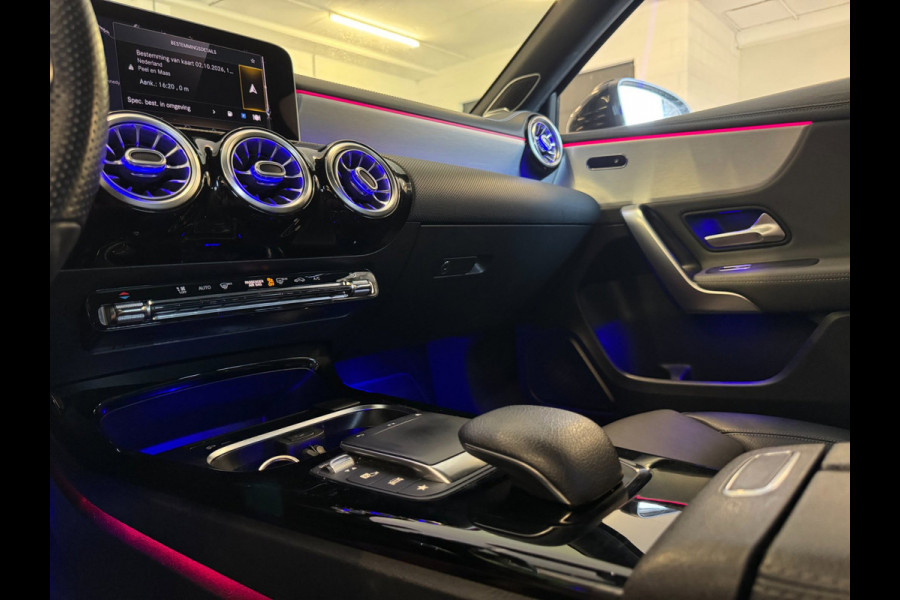 Mercedes-Benz A-Klasse 200 AMG / EDITION 1 / FULL OPTIONS / PANO / BURMESTER / LEDER / CARBON / SFEER / CAMERA / KEYLESS / DAB+ !