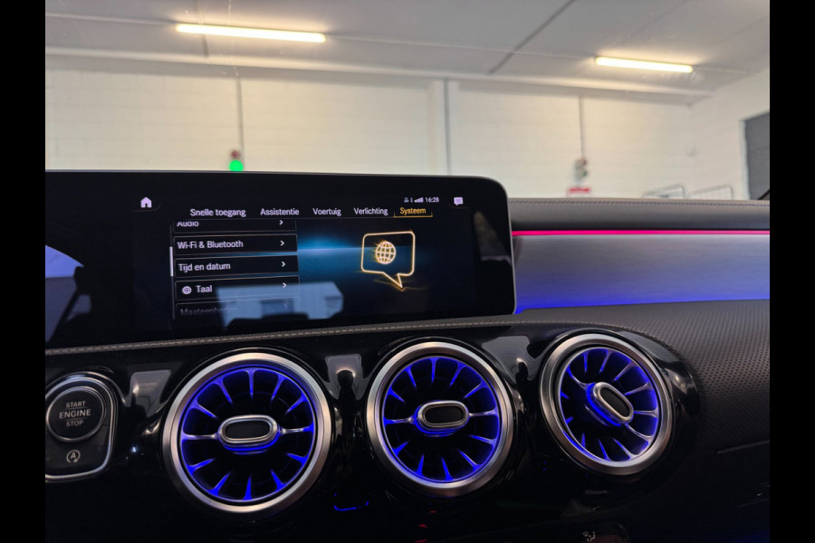 Mercedes-Benz A-Klasse 200 AMG / EDITION 1 / FULL OPTIONS / PANO / BURMESTER / LEDER / CARBON / SFEER / CAMERA / KEYLESS / DAB+ !
