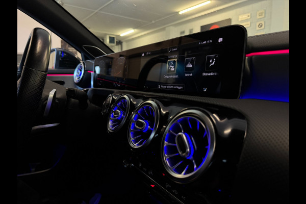 Mercedes-Benz A-Klasse 200 AMG / EDITION 1 / FULL OPTIONS / PANO / BURMESTER / LEDER / CARBON / SFEER / CAMERA / KEYLESS / DAB+ !