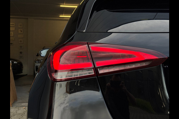 Mercedes-Benz A-Klasse 200 AMG / EDITION 1 / FULL OPTIONS / PANO / BURMESTER / LEDER / CARBON / SFEER / CAMERA / KEYLESS / DAB+ !
