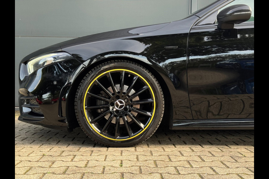 Mercedes-Benz A-Klasse 200 AMG / EDITION 1 / FULL OPTIONS / PANO / BURMESTER / LEDER / CARBON / SFEER / CAMERA / KEYLESS / DAB+ !